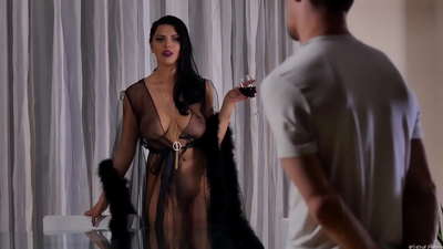 ஸ்லட் கிரா ராணி தனது அண்டை வீட்டாரை டீக்கு அழைத்தார் மற்றும் இரவு உணவு மேசையில் அவரை புணர்ந்தார்